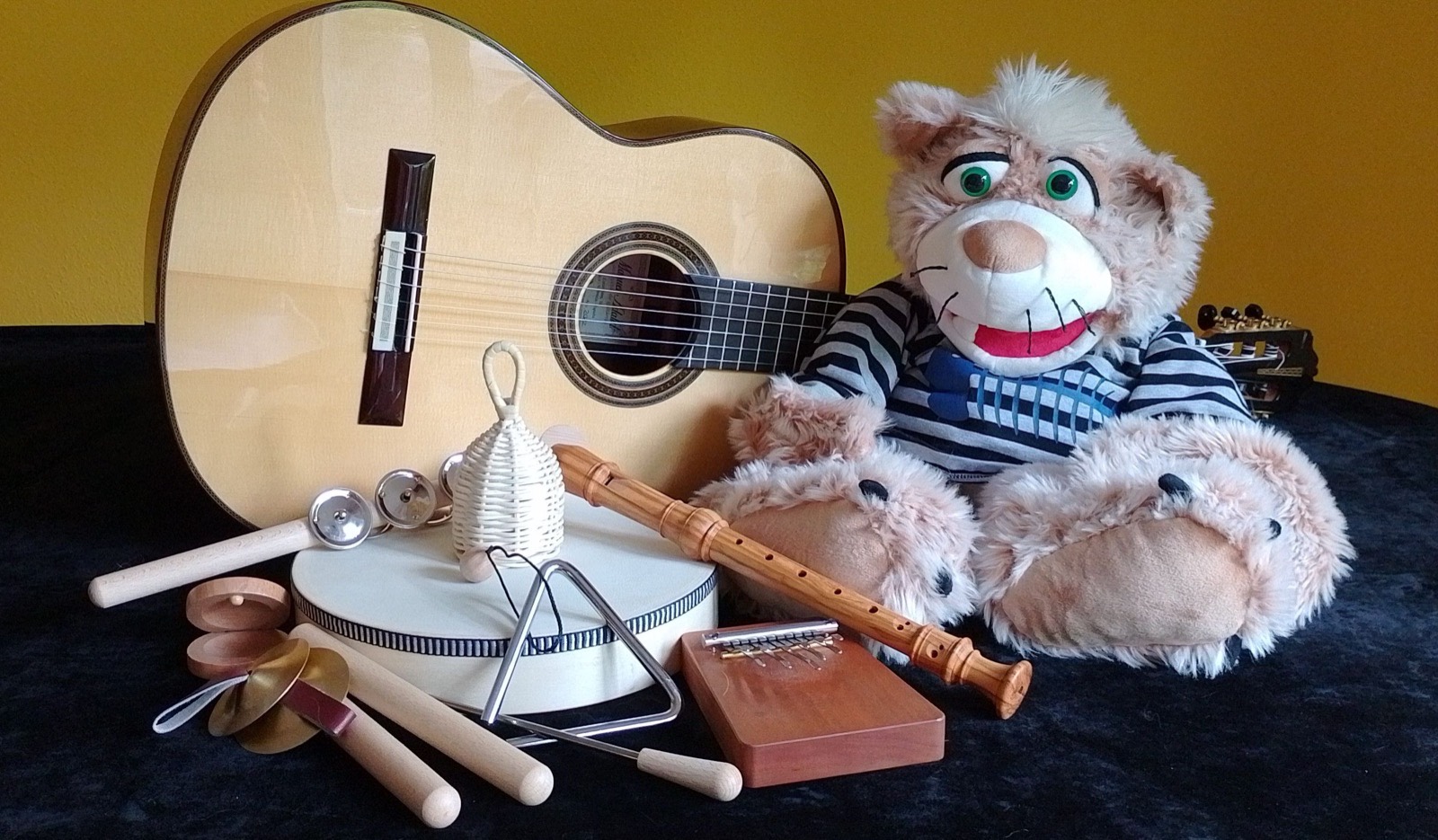 Orff-Instrumente, Gitarre und Handpuppe für die musikalische Früherziehung